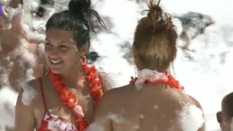 VIDEO. Petreceri cu spuma la Mamaia. Vremea capricioasa nu a oprit distractia Imagine