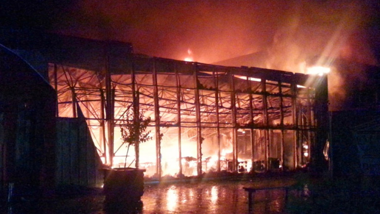 VIDEO. Piata Centrala din Piatra Neamt, distrusa in totalitate intr-un puternic incendiu Imagine