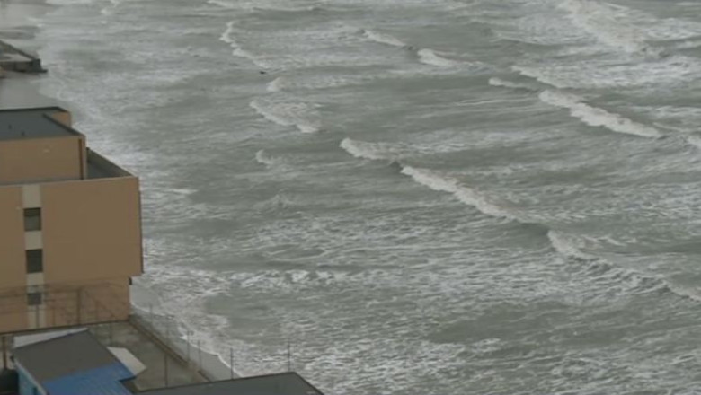 VIDEO. Plaja inundata aproape in totalitate la Mamaia Imagine