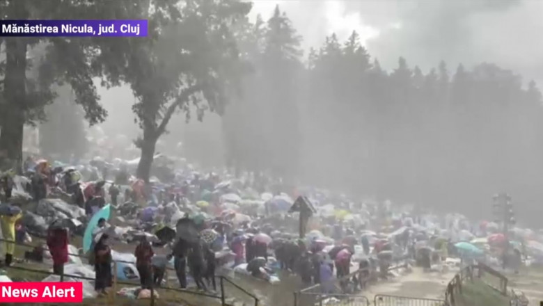 VIDEO Ploaie torentiala si vijelie la Manastirea Nicula, unde mii de oameni participa la pelerinajul de Adormirea Maicii Domnului Imagine