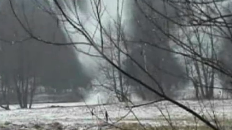 VIDEO. Poduri de gheata detonate de pompieri Imagine