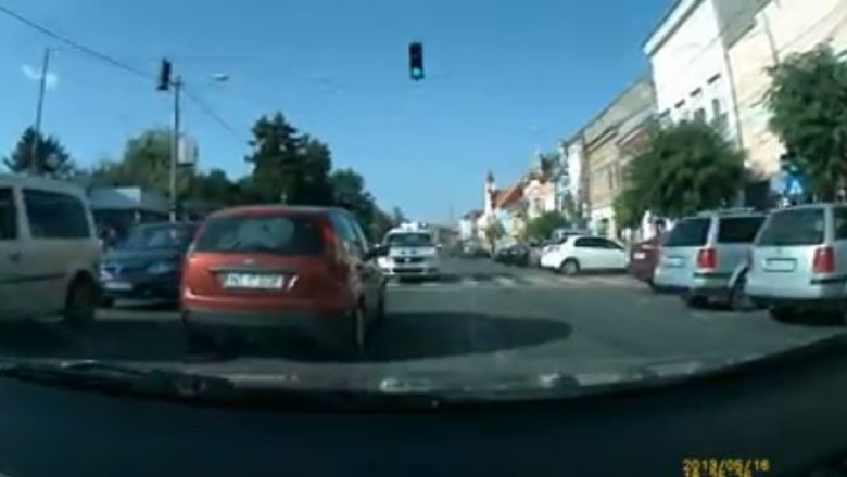 VIDEO. Politia in misiune – depasire pe trecerea de pietoni si intoarcere in intersectie Imagine