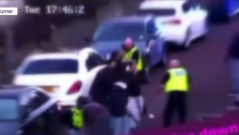 VIDEO Politisti britanici, atacati de un grup de romani, dupa ce asistentii sociali au vrut sa ia doi copii dintr-o casa Imagine
