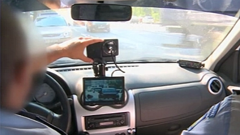 VIDEO Politistii din Arad filmati in timp ce luau mita afla miercuri daca vor fi arestati preventiv Imagine