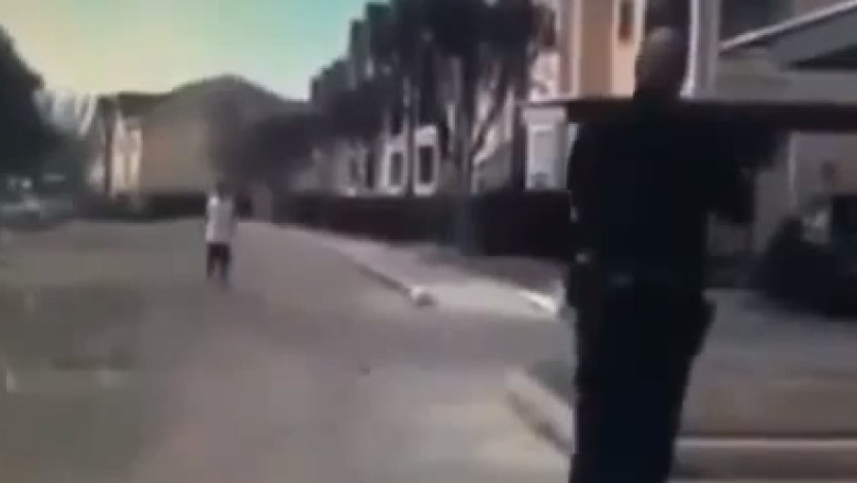 VIDEO. Politistul care-si intrerupe rondul pentru a juca fotbal american Imagine