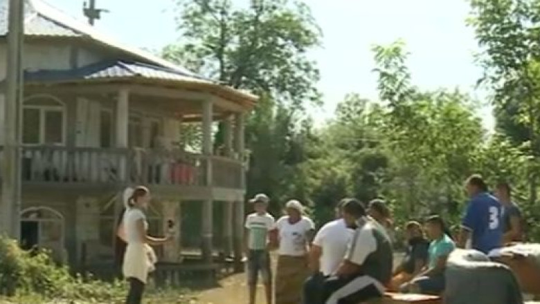 VIDEO. Pompierii scot apa, sinistratii privesc Imagine