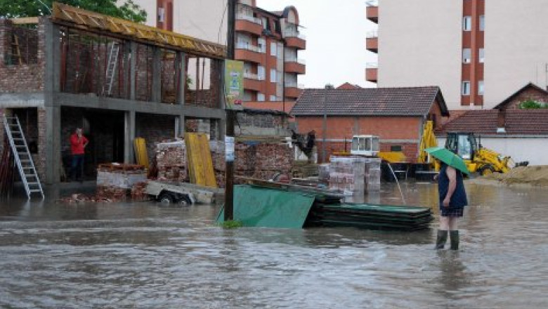 VIDEO Potop intr-un oras din Serbia: 50 de litri de precipitatii pe metrul patrat, timp de o ora Imagine