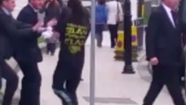 VIDEO. Premierul britanic, atacat de un protestatar Imagine