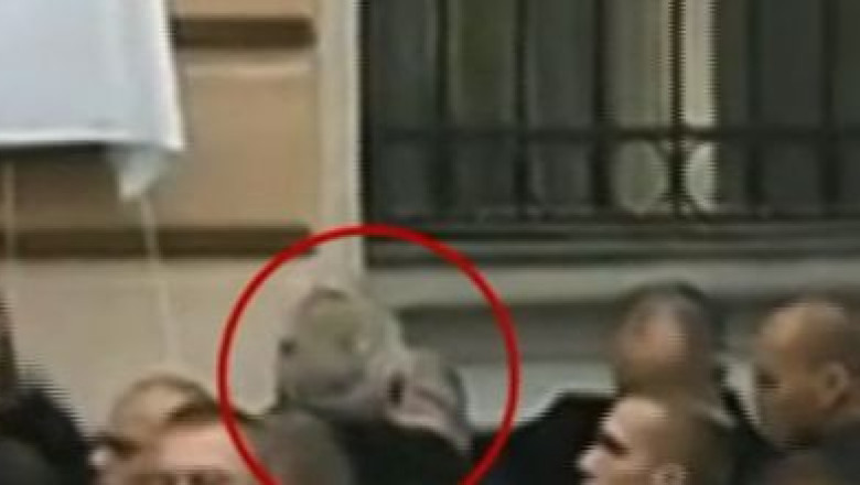 VIDEO. Presedintele Germaniei, lovit in cap cu un ou, la Praga Imagine