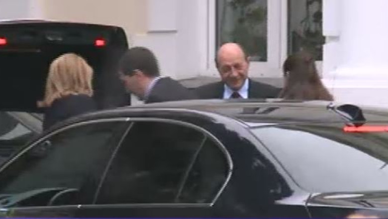 VIDEO. Presedintele Traian Basescu si-a vizitat nepotelul Radu: „Uite-l, mananca!” Imagine