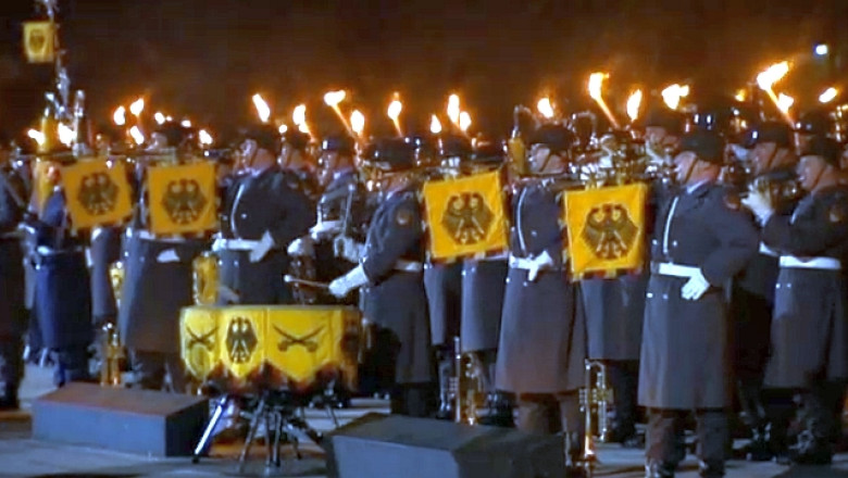 VIDEO Prima femeie ministru al Apararii din Germania, Ursula von der Leyen, si-a preluat functia pe acordurile melodiei austriece „Live Is Life” Imagine