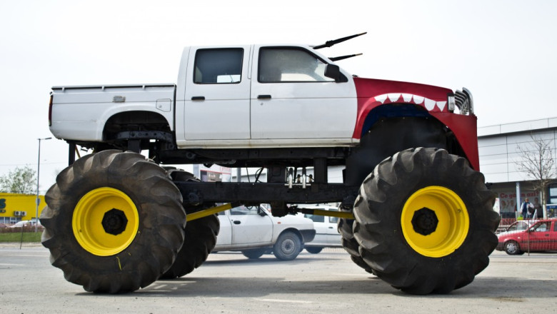 VIDEO. Primii colosi Monster Trucks au facut demonstratii in Bucuresti Imagine