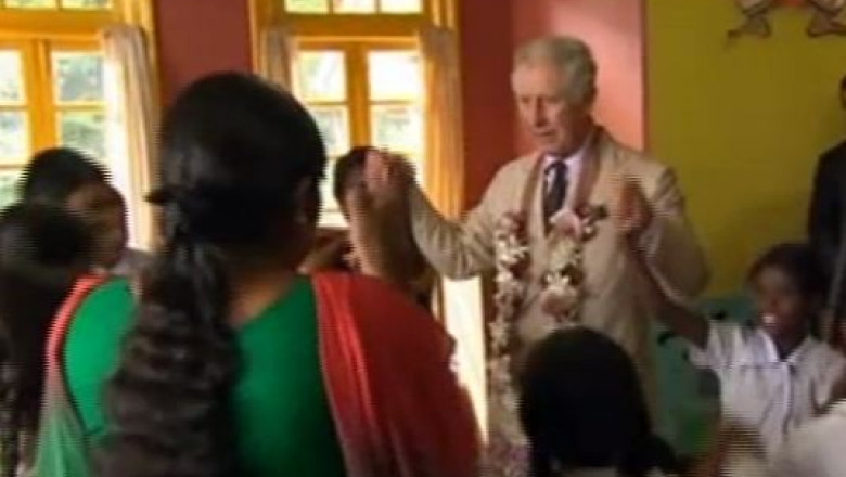 VIDEO. Printul Charles si-a aratat virtutile de dansator intr-o hora cu copiii din Sri Lanka Imagine