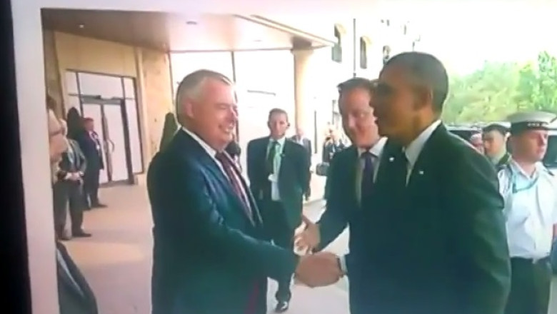 VIDEO. Probabil cel mai stanjenitor moment de la Summitul NATO. D. Cameron, eclipsat de B. Obama  Imagine