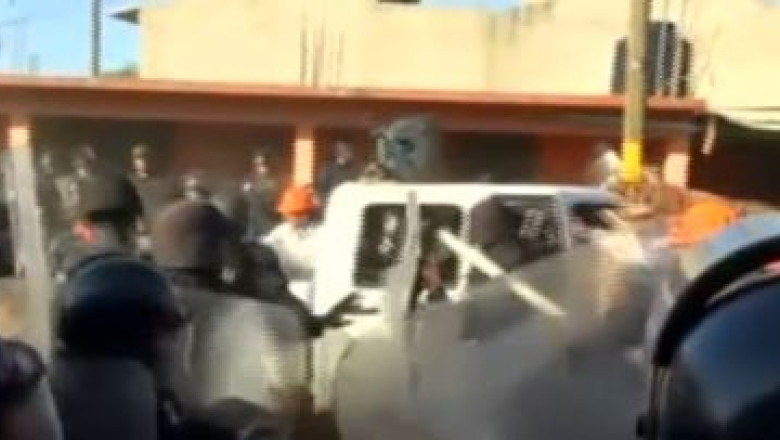 VIDEO. Profesorii si parintii elevilor s-au luat la bataie intr-un oras din sudul Mexicului Imagine