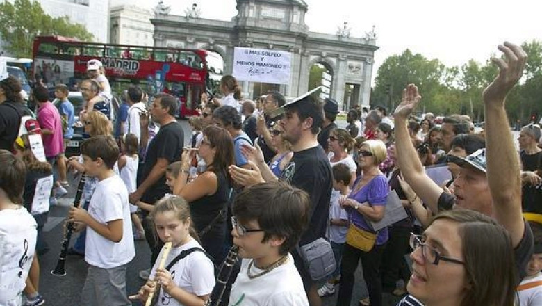 VIDEO Protest cu viori, tobe si fluiere la Madrid: „Toata lumea are nevoie de cultura” Imagine