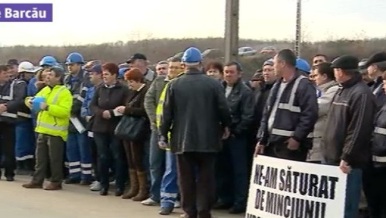 VIDEO. Protest in fata sediului unei companii petroliere din Suplacu de Barcau Imagine