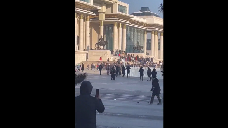 VIDEO Proteste in capitala Mongoliei. Oamenii, revoltati ca oficialii au furat carbune de 12 miliarde de dolari, au intrat in Guvern Imagine