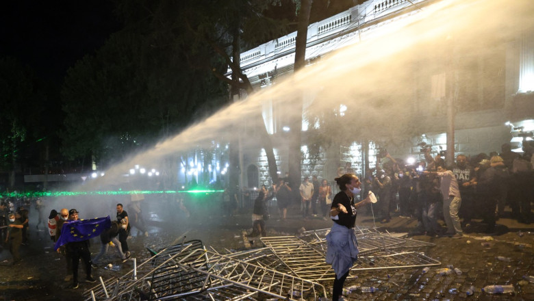 VIDEO. Proteste violente in capitala Georgiei: Fortele de ordine folosesc tunuri cu apa, gaze lacrimogene si gloante de cauciuc Imagine