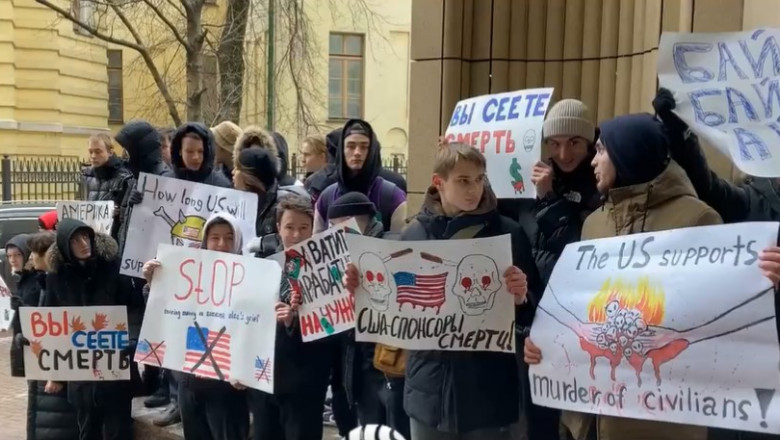 VIDEO Putin a trimis copii de scoala sa o huiduie pe noua ambasadoare a SUA in Rusia Imagine