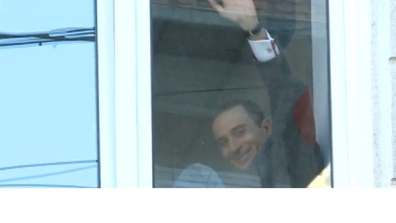 VIDEO. Radu Mazare a comunicat de la fereastra DNA cu jurnalistii Imagine