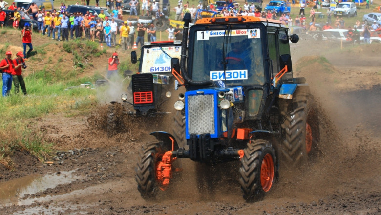 VIDEO. Raliu cu tractoare in Rusia  Imagine