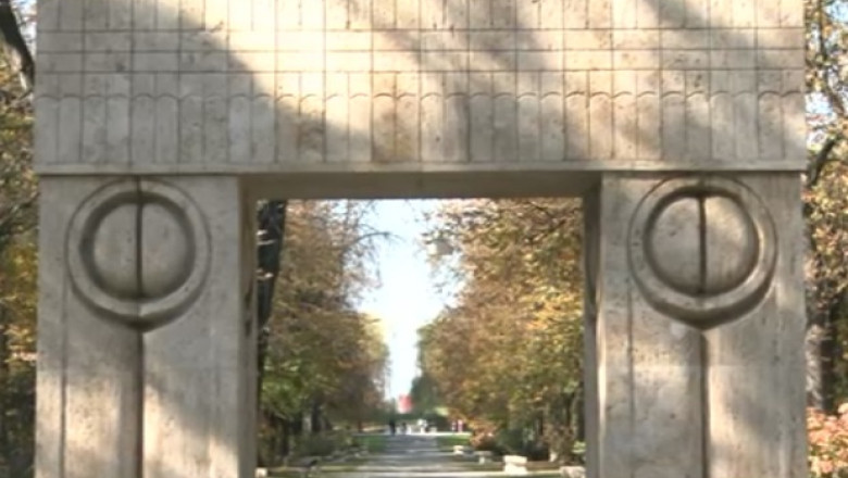 VIDEO. Reabilitare cu scandal. Poarta Sarutului s-a ingalbenit dupa ce a fost spalata cu apa sub presiune Imagine