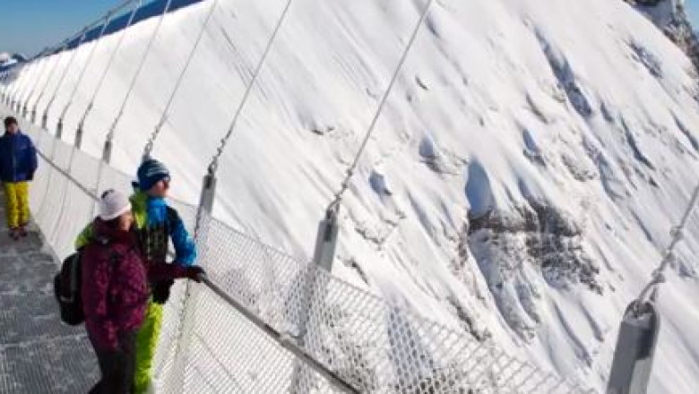 VIDEO Record mondial: Cum arata podul suspendat la cea mai mare altitudine din Europa Imagine