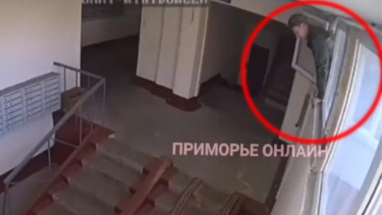 VIDEO Recrutorii rusi intra pe geam sa duca documentele de inrolare in armata, pentru ca oamenii incuie usile Imagine
