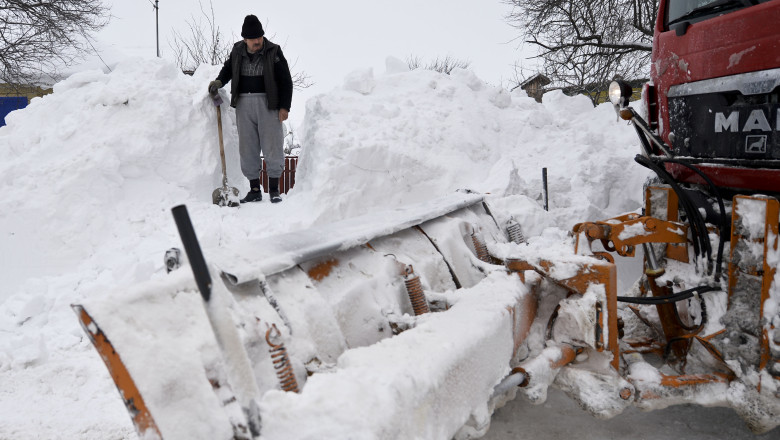 VIDEO Reportaj. Iarna vazuta de sus si drama oamenilor blocati in zapada: "Trei zile am stat fara apa, fara mancare" Imagine