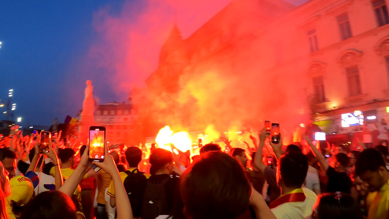 VIDEO REPORTAJ. In Piata Universitatii, dupa un sfert de secol. Cum s-au bucurat 3.500 de oameni in Capitala, dupa calificarea Romaniei Imagine