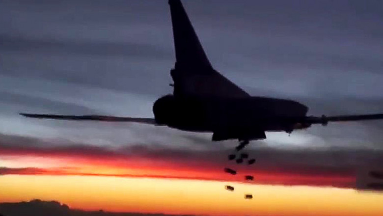 VIDEO. Resturi dintr-o racheta cad peste o sosea aglomerata din Kiev Imagine