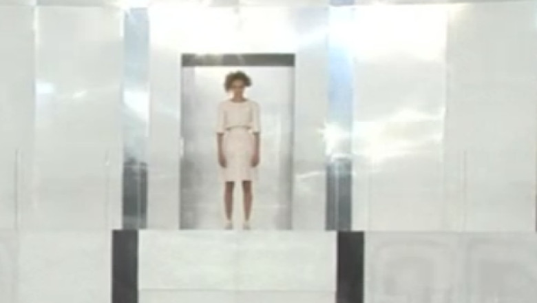 VIDEO. Rochii haute couture purtate cu pantofi sport Imagine