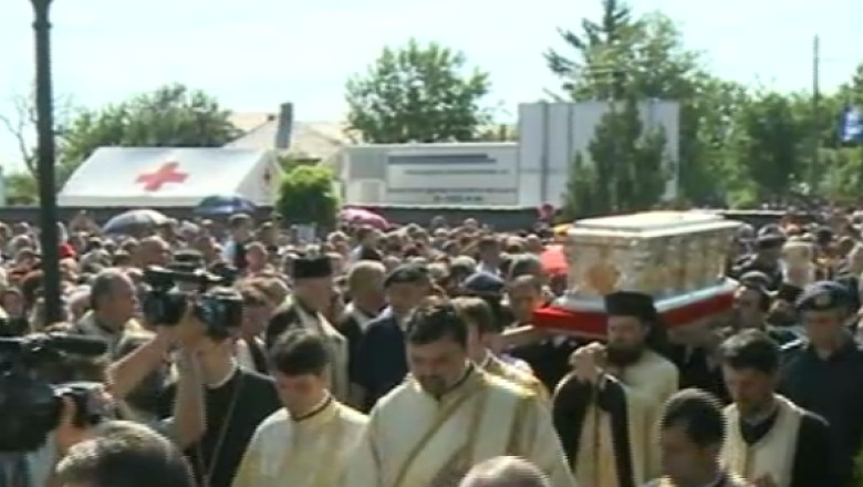 VIDEO. Rugaciuni si imbulzeala la moastele Sfantului Constantin Brancoveanu Imagine