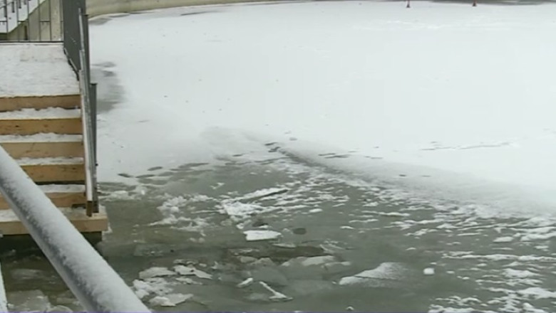 VIDEO. S-a spart gheata la patinoarul din Gherla Imagine