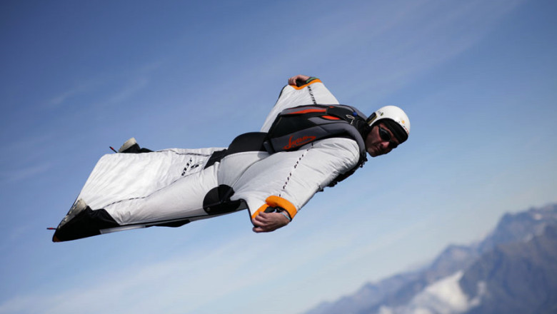 VIDEO. Salt periculos. Un american a zburat printre doua stanci despartite de doar sase metri Imagine