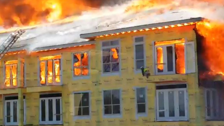 VIDEO. Salvare dramatica a unui muncitor dintr-o cladire in flacari Imagine