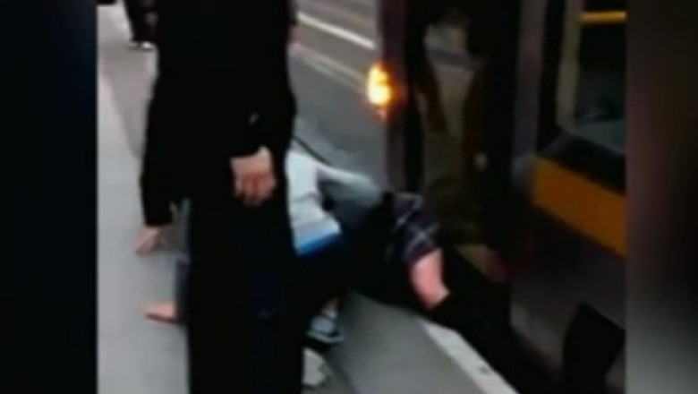 VIDEO. Salvare miraculoasa la metrou Imagine