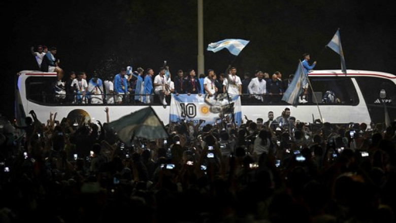 VIDEO Sarbatoare nationala in Argentina: Zeci de mii de fani i-au intampinat pe campionii mondiali in Buenos Aires Imagine