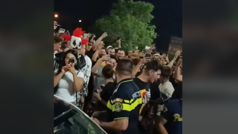 VIDEO Scandal in Capitala. Politisti huiduiti dupa ce au incercat sa potoleasca mai multi tineri care faceau drifturi Imagine