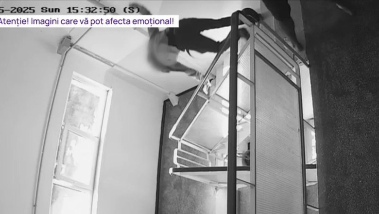 VIDEO Scene socante in scara unui bloc din Bucuresti: Momentul in care un barbat este aruncat pe scari si tarat 2 etaje Imagine