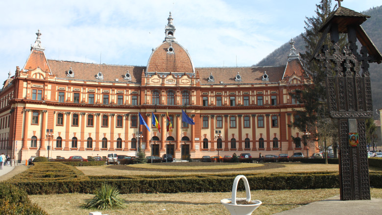 VIDEO. Seful CJ Brasov, Aristotel Cancescu, luat de acasa cu mascatii si dus la DNA Imagine