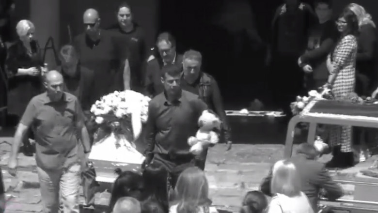 VIDEO. Serbia isi plange copiii: Imagini de la inmormantarile elevilor ucisi in scoala din Belgrad Imagine