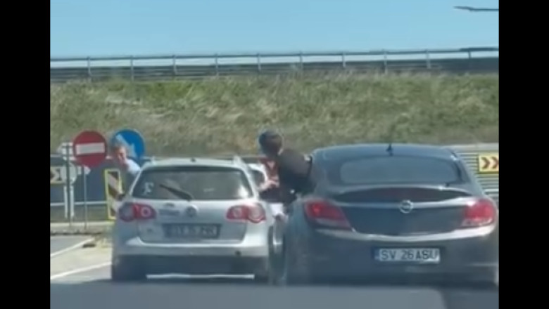 VIDEO. Sicanare in trafic la un alt nivel: Soferii conduceau haotic in timp ce pasagerii se certau iesiti pe geamurile masinilor Imagine