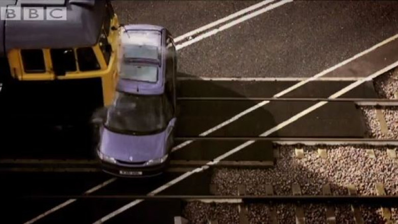 VIDEO. Simulare Top Gear: un tren loveste o masina la 120 de kilometri la ora Imagine