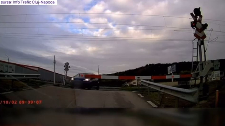 VIDEO Sofer cautat de politisti dupa ce a fost filmat trecand pe sub barierele coborate la o trecere de cale ferata Imagine