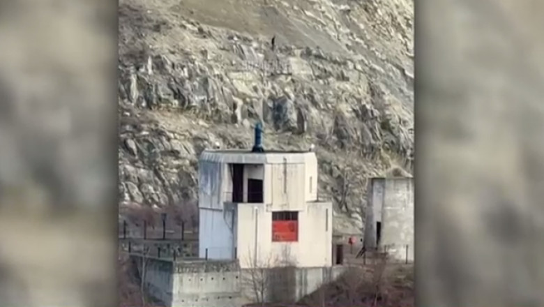 VIDEO. Soferi in pericol pe DN10: Indivizi neidentificati disloca de pe versanti bolovani care cad pe sosea Imagine