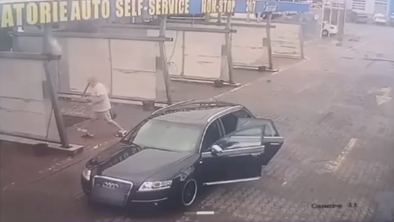 VIDEO Soferul bolidului de lux, care a furat un mop si o galeata, le-a dus inapoi. De data asta a mers cu alta masina Imagine