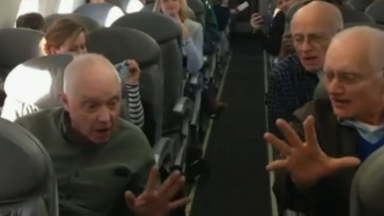 VIDEO. Spectacol muzical intr-un avion intarziat Imagine