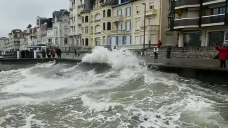 VIDEO. Spectacolul valurilor pe tarmul Frantei. Mii de turisti vin sa vada cum Mont Saint-Michel devine o insula Imagine